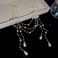 Dettaglio di eleganti fermagli per capelli con nappe di perle e base in metallo dorato - Fermaglio con Nappa / Oro - Perla