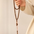 Vue détaillée du chapelet Tasbih en bois à 99 perles avec pendentif croissant de lune - Café