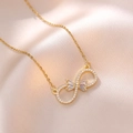 Gouden infinity ketting met strik hanger en zirkonia op luxe satijnen doek - Goud Witte Strass