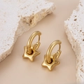 Elegante goudkleurige roestvrijstalen ster-oorringen op een natuurstenen achtergrond - Goud-Ster Hanger
