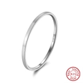 Nahaufnahme der S925-Sterlingsilber-Punze und polierte Metallstruktur des Rings - US 5 / Weißgold plattiert