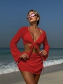 Dettaglio macro del tessuto a rete rossa di un set bikini da spiaggia tre pezzi - Rosso