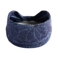 Detailansicht eines elastischen dunkelblauen Yoga-Stirnbands mit weißen Spinnennetzen - Spinnennetz (Halloween)