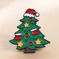 Weihnachtsbaum-Emaille-Brosche mit Weihnachtsmannmütze und Stern auf Gold-Satin - Weihnachtsmütze & Strumpf Stil
