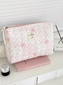 Détail de la trousse de maquillage matelassée avec fleurs, nœuds roses et cœurs - Floral Rose [Pochette Plate]