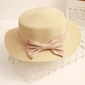 Cappello di paglia piatto color kaki con nastro a righe rosa e bianche e fiocco decorativo - Beige