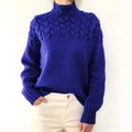 Detailaufnahme der Zopfmuster-Textur und des Rollkragens am königsblauen Pullover - Blau