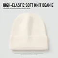 Lockere Beanie-Mütze mit Rippenmuster in Cremeweiß für einen minimalistischen Stil - Einheitsgröße / Milchweiß
