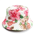Détail d'un chapeau bob blanc avec fleurs d'hibiscus roses et imprimé de feuilles - Blanc Tropical Rose Floral (02#)