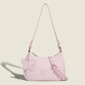 Sac sous le bras rose avec papillon gaufré, pendentif assorti et bandoulière - Rose