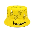 Dettaglio ravvicinato del cappello a secchiello giallo con stampa banana e logo testo - Circonferenza della testa 52cm-54cm / Giallo