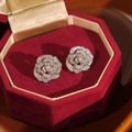 Pendientes de camelia plateados con cristales en un estuche de terciopelo rojo - Plata (Pin de plata)