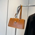Bolso vintage color caramelo en cuero encerado con correas dobles y detalles dorados - Marrón