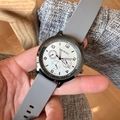 Dettaglio dell'orologio sportivo POUKOU con cinturino in silicone grigio e quadrante nero - Grigio