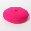 Bovenaanzicht van een felle roze wollen baret met een klassieke staart op de bovenkant - Eén maat / Rozerood