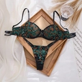 Ensemble de lingerie en tulle noir brodé de feuilles vertes sur un cadre en bois rustique - S / Vert Foncé