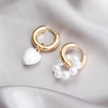 Pendientes de aro dorados con colgante de corazón blanco asimétrico y cuentas sobre seda - Dorado (Estilo de Perla Corazón)