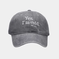 Détail d'une casquette en coton gris délavé avec imprimé lettre Yes, I'm cold. - Réglable / Gris