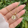 Collana a sfere dorate con ciondolo angelo in rilievo e croce di cristallo su mano - Angelo e Croce