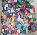 Mix aus 2cm herzförmigen bunten Natursteinen für DIY Bastelarbeiten und Geschenke - Zufällige Türkis-Farbmischung