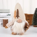 Weihnachtswichtel Plüschfigur in Cremeweiß mit kleiner Tasche und Kiefernzweig-Deko - Beige Weihnachtsbaum-Stil