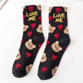 Süße schwarze Baumwollsocken mit Bärenköpfen, roten Herzen und gelbem LOVE ME Schriftzug - Schwarz/Bär