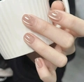 Makroaufnahme von nude Katzenaugen-Klebenägeln mit Perlglanz-Finish in kurzer Quadratform - S65 Nude Pink Katzenauge / 10 Stück (Größe XS)