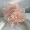 Pince à cheveux fleur en organza rose avec perles pour un look de vacances doux - Pince à cheveux / Rose