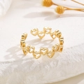 Dettaglio dell'anello dorato regolabile con motivo continuo a cuori traforati in metallo - Oro KC Medio Cuore Cavo
