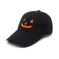Detailansicht der hochwertigen orangefarbenen Kürbis-Stickerei auf schwarzer Baseballkappe - M (56-58cm) / Schwarz
