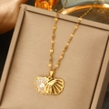 Detailansicht goldener Muschel-Anhänger mit Kristallen und Perle auf einer Schmuckbox - Jx001