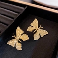 Detaillierte Makroansicht der goldenen Schmetterlings-Ohrstecker mit Relief-Metallstruktur - Metallrelief Schmetterling (59#)