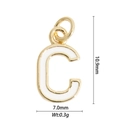 Ciondolo lettera C dorata con smalto bianco di dimensioni 10,9 mm x 7,0 mm - Lettera C