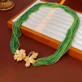Detail van meerlaagse groene kralenketting met gouden bloem- en vlindersluiting - Groen-Goud
