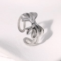 Anello aperto minimalista a forma di fiocco in acciaio inossidabile con finitura lucida - Color Acciaio