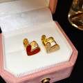 Dettaglio orecchini a cuore placcati oro con smalto rosso e pietre in una scatola regalo - Oro/Rosso