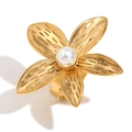 Anello vintage a fiore di plumeria placcato oro 18K con perla bianca su uno sfondo bianco - US 6 / Anello con Fiore di Plumeria e Perla Sintetica / Oro