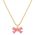Detalle del collar con colgante de lazo rosa y circonitas en cadena dorada trenzada - Rosa Rojo