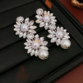 Elegantes pendientes largos de flores de cristal y perlas en un expositor negro - Juego de Collar y Pendientes de Perlas con Cinta de Flores (HE18653/HN5304) / Plata (Pin de plata)