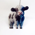 Colgante de vaca de acrílico con manchas blancas y negras y cadena de bolas de plata - Vaca de estilo artístico