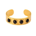 Dettaglio del bracciale rigido dorato con texture orizzontale e quattro perle nere - Bracciale(CK1197)