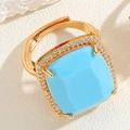 Macro dell'anello placcato oro 14K con gemma blu quadrata e micro-pave di zirconi - Aperto Regolabile / Anello in zirconia quadrata blu turchese