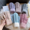 Moffole invernali in maglia a trecce con polsini in peluche nei colori viola, beige e rosa - Cachi