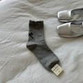 Graue Spitzensocken mit schwarzen Schleifenstickereien und silbernen Schuhen - Schleifenstickerei-Stil (sm) / Grau