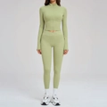 Set da yoga due pezzi verde chiaro con top corto a maniche lunghe con zip e leggings - S / Verde Fagiolo