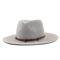 Detalle de sombrero de paja gris con banda decorativa marrón y hebilla de metal - 58cm / Gris