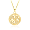 Gros plan d'un collier en acier inoxydable plaqué or 18k avec pendentif rond nœud celtique - Set de colliers / Or