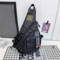 Zaino monospalla outdoor in nylon nero impermeabile per sport con dettagli arancioni - Nero
