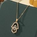 Collier Main de Fatma doré avec oeil bleu et zircons sur fond vert texturé - A24 - Or