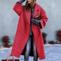 Dettaglio del cappotto lungo in lana rossa da donna con ampi revers e chiusura con bottoni - S / Rosso
